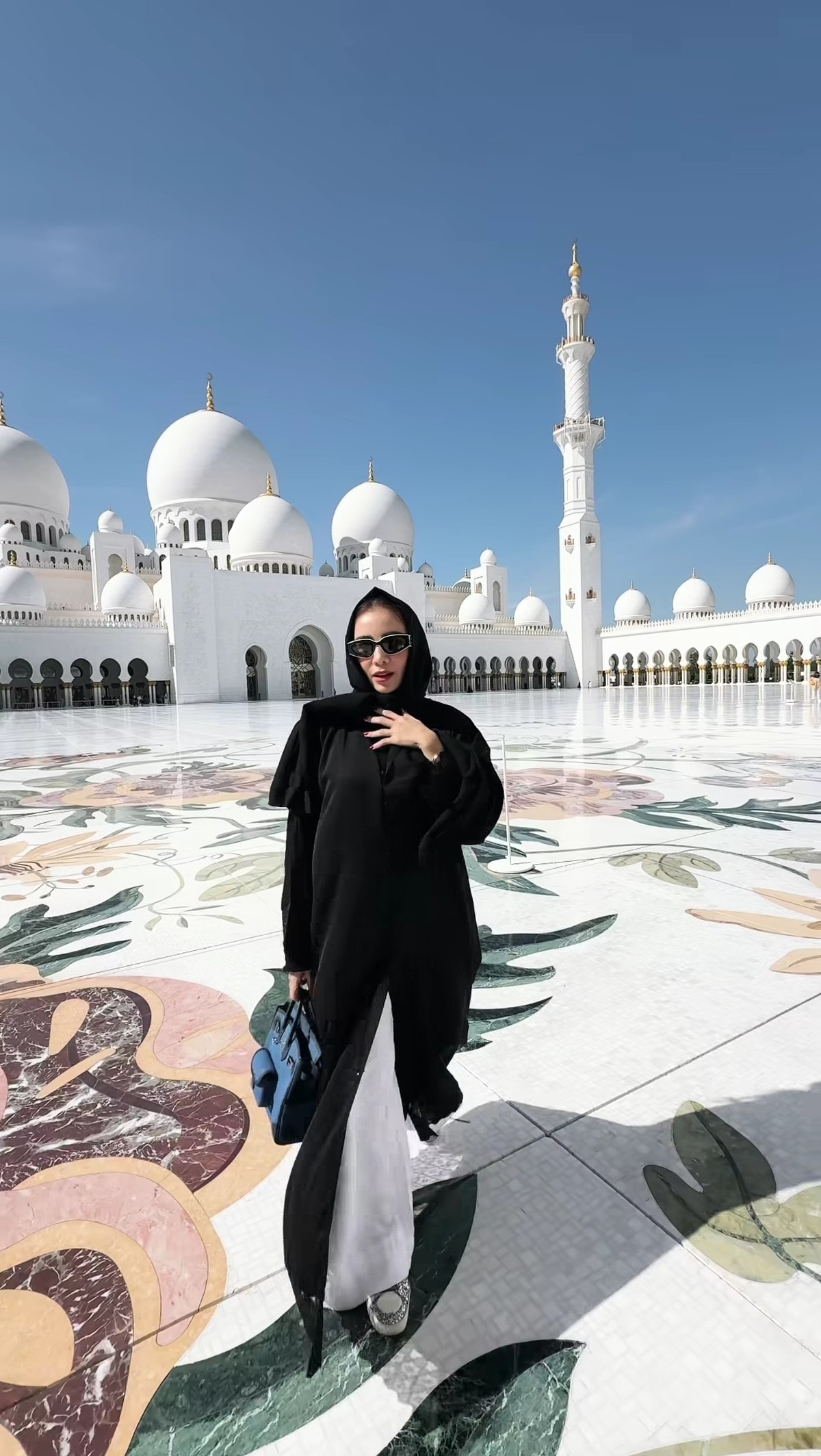 Momo jalan-jalan di Masjid Sheikh Zayed Abi Dhabi&period;