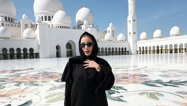 Kunjungi Masjid Terglamor di Abu Dhabi 7 Potret Momo Tampil Beda Pakai Abaya dan Kerudung