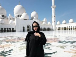 Kunjungi Masjid Terglamor di Abu Dhabi 7 Potret Momo Tampil Beda Pakai Abaya & Kerudung