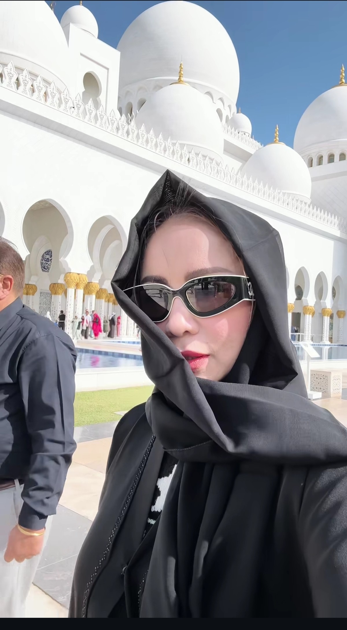 Momo jalan-jalan di Masjid Sheikh Zayed Abi Dhabi&period;