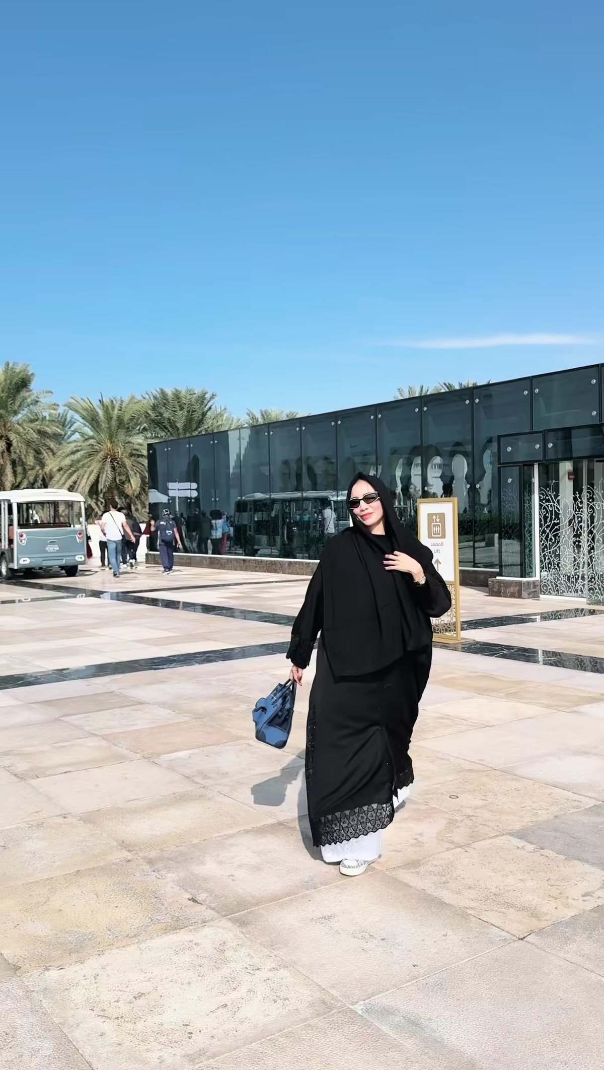 Momo jalan-jalan di Masjid Sheikh Zayed Abi Dhabi&period;