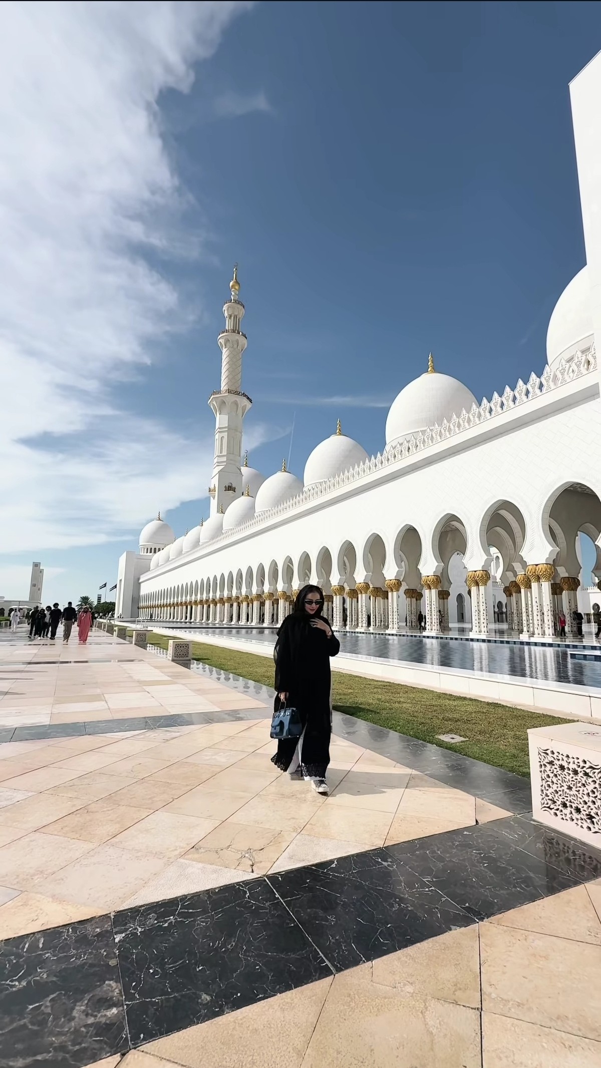 Momo jalan-jalan di Masjid Sheikh Zayed Abi Dhabi&period;