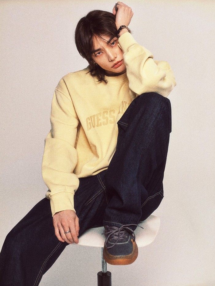 Pada saat yang bersamaan, merek pakaian asal Amerika tersebut juga merilis campaign terbaru GUESS JEANS yang dibintangi Hyunjin Stray Kids melalui akun media sosial resmi GUESS. / Foto: instagram.com/guess