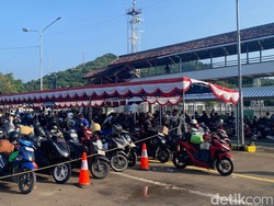 Pemudik di Padangbai Membeludak, Bongkar Muat Dipercepat