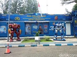 Patung Robot di Rest Area Tol Cirebon Jadi Magnet Pemudik