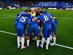 Wasit Ngapain sih di Tengah Kerumunan Pemain Chelsea?