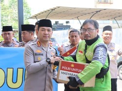Perkuat Silaturahmi, Polres Metro Tangerang Kota Bagi-bagi Sembako ke Ojol