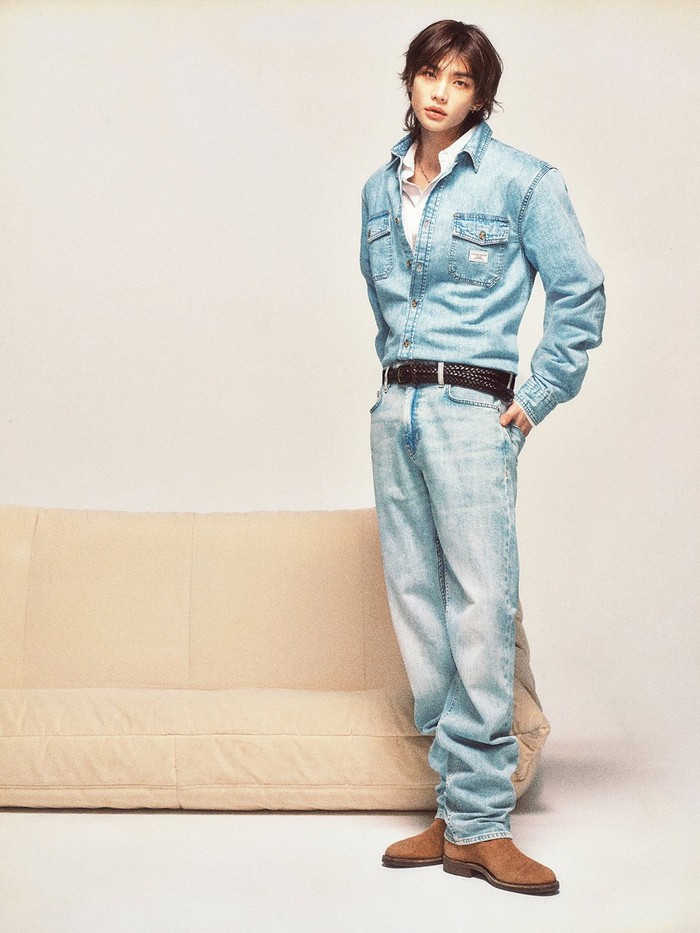 Sementara itu, Stray Kids dijadwalkan menggelar fanmeeting keenam bertajuk &lsquo;STAY in Our Little House&rsquo; di INSPIRE Arena, Incheon, Korea Selatan pada 28 Maret hingga 29 Maret 2026 kemudian pada 4 April hingga 5 April 2026. / Foto: instagram.com/guess