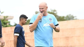 Sorotan Dunia Olahraga CNN Sport : Eks Manajer Leeds Jadi Asisten Pelatih Timnas Indonesia