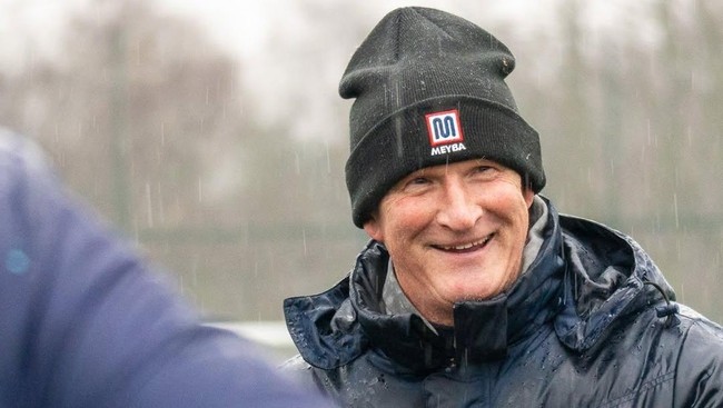 Simon Grayson mengumumkan diri sebagai asisten pelatih Timnas Indonesia yang dipimpin John Herdman. Berikut profil pelatih yang pernah pimpin Leeds United itu.