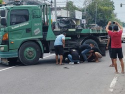 Sopir Trailer di Bojonegoro Diamuk Massa Setelah Menabrak Pemotor