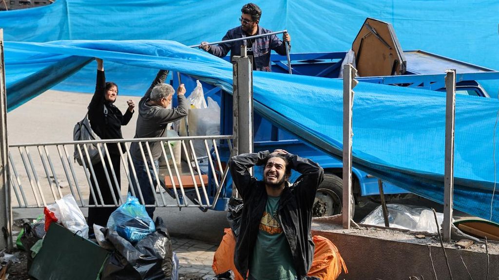 FOTO: Keteguhan Warga Iran Terjebak di Garis Api Invasi AS-Israel