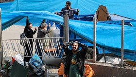 FOTO: Keteguhan Warga Iran Terjebak di Garis Api Invasi AS-Israel