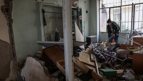 Viral Pria Iran Tawarkan Makan ke Jurnalis Meski Luka & Rumah Dibom AS