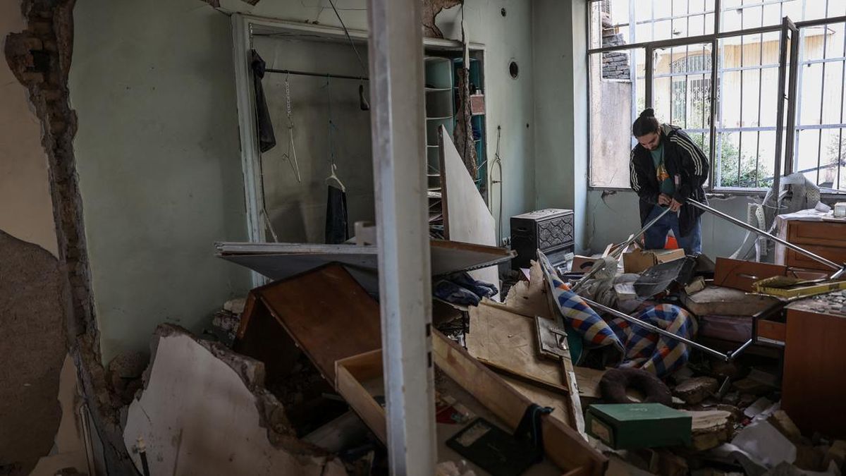 Viral Pria Iran Tawarkan Makan Ke Jurnalis Meski Luka Dan Rumah Dibom As