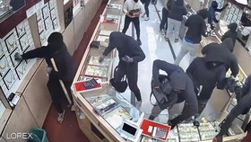 CCTV Rekam Aksi Perampokan Perhiasan Rp26 Miliar di California