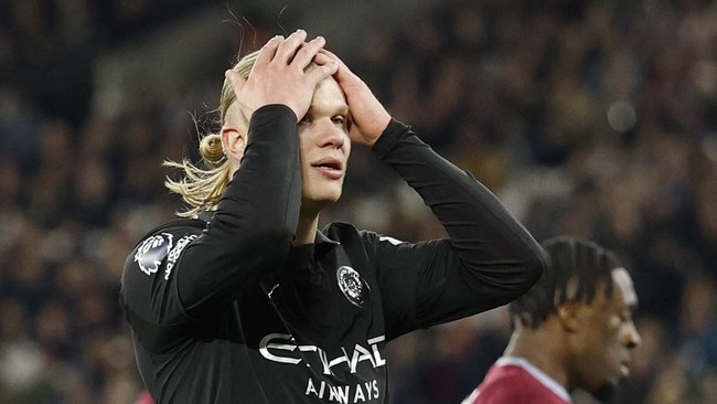 Manchester City makin tertinggal dari Arsenal dalam perburuan gelar juara Liga Inggris musim ini setelah hanya bermain imbang lawan West Ham.