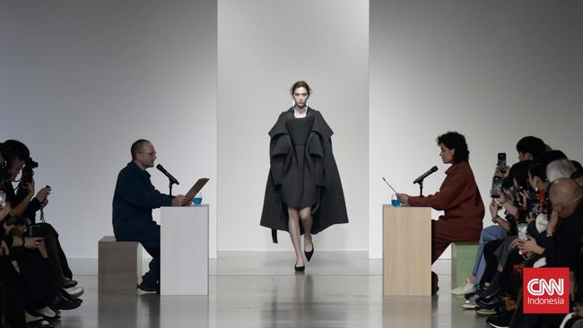 Yusuke Takahashi memamerkan koleksi teranyarnya bersama CFCL di gelaran Paris Fashion Week 2026.