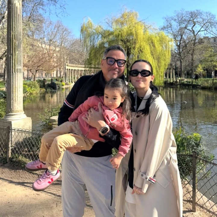 <p>Artis Julie Estelle resmi menikah dengan seorang pembalap, David Tjiptobiantoro, pada tahun 2021. Kehidupan rumah tangga mereka kini semakin terasa lengkap sejak kehadiran putri pertamanya yang begitu menggemaskan, Bunda. (Foto: Instagram @julstelle)</p>