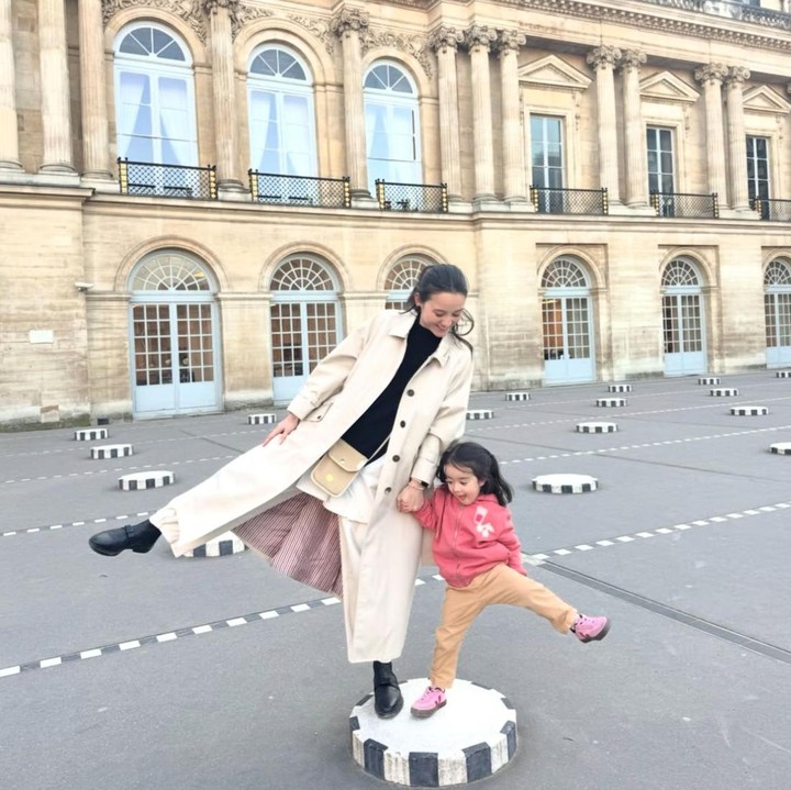 <p>Julie Estelle memiliki seorang anak perempuan bernama Brielle Leia Tjiptobiantoro yang lahir pada 20 Juli 2023. Meski awalnya sempat dirahasiakan dari publik, kini Julie kerap membagikan keseharian sang putri melalui akun Instagram-nya. Seperti yang terlihat pada potret ini saat mereka tengah melakukan perjalanan singkat bersama. "Perjalanan singkat tapi bermakna. Selalu senang untuk kembali," tulis Julie. (Foto: Instagram @julstelle)</p>