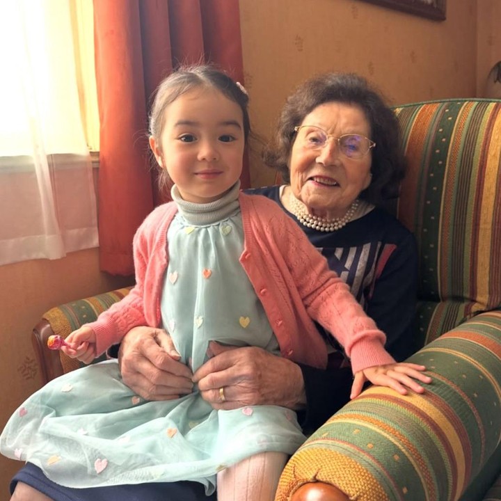 <p>Di usianya yang kini menginjak dua tahun, Brielle memiliki paras yang cantik dan disebut-sebut mirip dengan sang Bunda. Bagaimana tidak, ia mewarisi wajah blasteran dari Bundanya yang merupakan keturunan Prancis dan Manado. (Foto: Instagram @julstelle)</p>