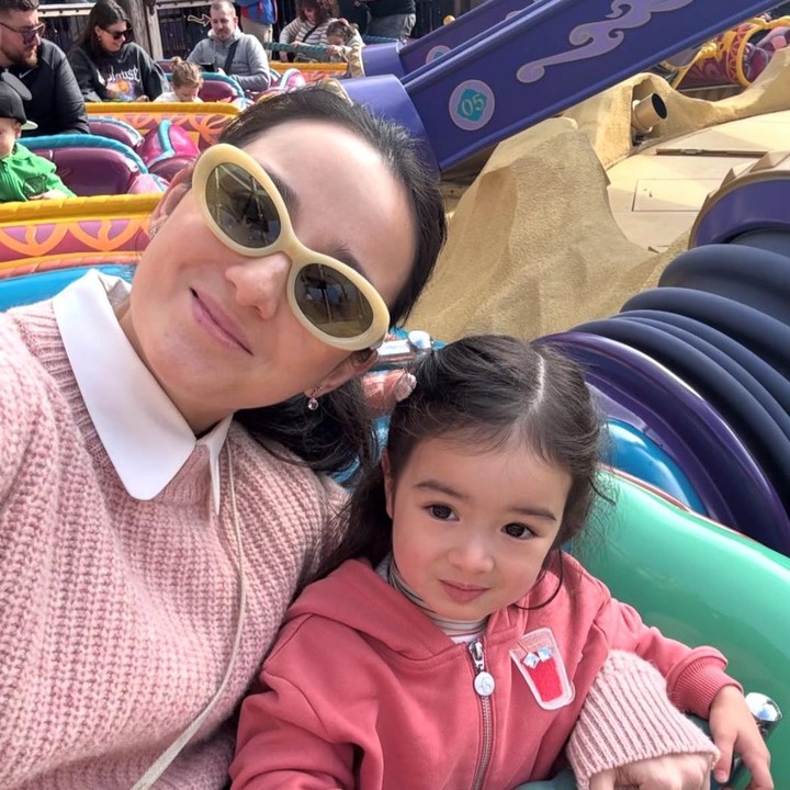 <p>Dalam potret terbarunya, Brielle terlihat berpose bareng sang Bunda saat sedang menaiki sebuah wahana. Paras cantik putri Julie ini pun berhasil mencuri perhatian hingga membuat banyak netizen terkagum. (Foto: Instagram @julstelle)</p>