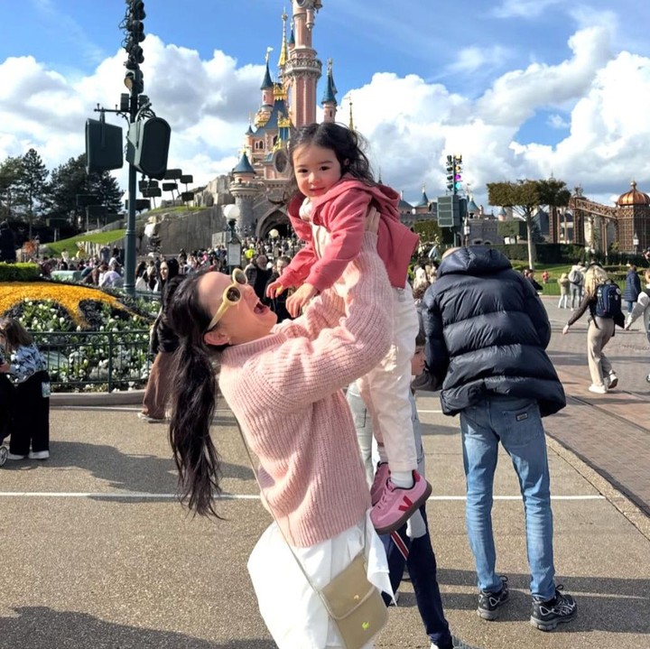 <p>Salah satu komentar datang dari akun Instagram<em> @man****</em> yang mengatakan, "Anaknya cantik banget seperti ibunya cantik,". Sumpah, Brielle dan Kak Julie cantiknya kebangetan banget," kata <em>@ris****.</em> "Gemes banget anaknya kak, lucu banget," tambah <em>@hr_****.</em> (Foto: Instagram @julstelle)</p>