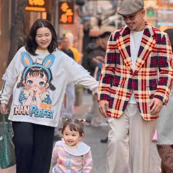 <p>Aktor sekaligus <em>podcaster</em> hits, Denny Sumargo, kini tengah menikmati perannya sebagai Ayah dari satu anak. Setelah menikah dengan Olivia Allan, Denny dikaruniai seorang putri cantik bernama Gabriella Allan Sumargo. (Foto: Instagram @sumargodenny / @oliviasumargo)</p>