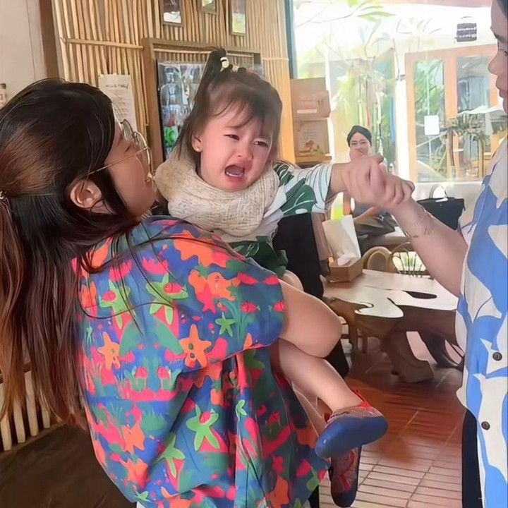 <p>Melalui unggahan di media sosial, Olivia membagikan momen ketika putrinya pertama kali masuk sekolah. Meski sempat menangis karena tak ingin berpisah dengan sang Bunda, ia&nbsp;akhirnya berani menjalani hari pertamanya di sekolah. "Hari pertama anterin anak sekolah. Mamanya apa anaknya nih yang sedih?" ungkap Olivia lewat akun Tiktok <em>@oliviasumargoreal</em>. (Foto: Tiktok @oliviasumargoreal)</p>