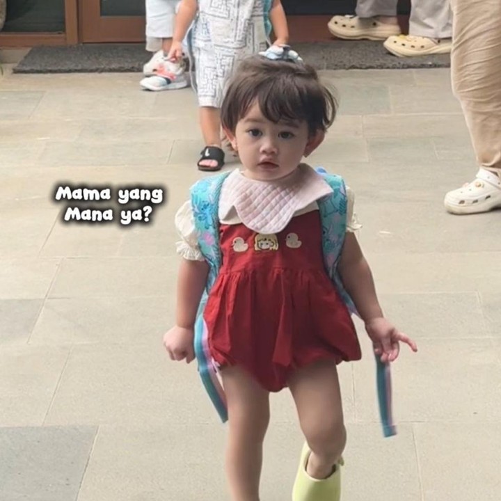 <p>Dalam unggahan lainnya, Gabriella tampaknya kini sudah&nbsp;bisa&nbsp;beradaptasi di sekolahnya, Bunda. Pada momen itu, ia terlihat pulang sekolah dan langsung mencari sang Bunda. Tapi karena tidak bertemu, Gabriella justru memilih kembali ke sekolahnya. Gemas banget, ya! (Foto: Tiktok @oliviasumargoreal)</p>