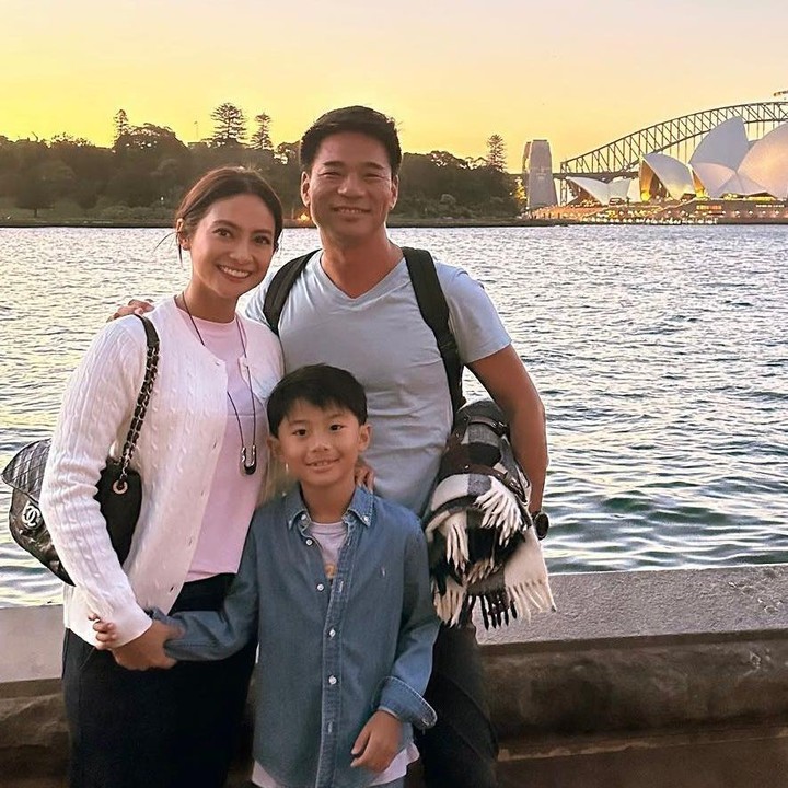 <p>Artis Rini Yulianti&nbsp;diketahui kini menetap di Sydney, Australia, selama beberapa bulan terakhir. Pilihan ini diyakini terkait dengan pekerjaan sang suami, Michael Andrew Ha, yang membawa Rini untuk memulai kehidupan baru di luar negeri. (Foto: Instagram @riniyulianti)</p>