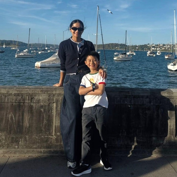 <p>Seperti pada momen ini, Xavier tampak asyik menghabiskan waktu bersama sang Bunda sambil merasakan angin sejuk di tepi pantai Sydney. Meski banyak waktunya dihabiskan bersama Bundanya, senyum bahagia selalu menghiasi wajah Xavier setiap saat. (Foto: Instagram @riniyulianti)</p>