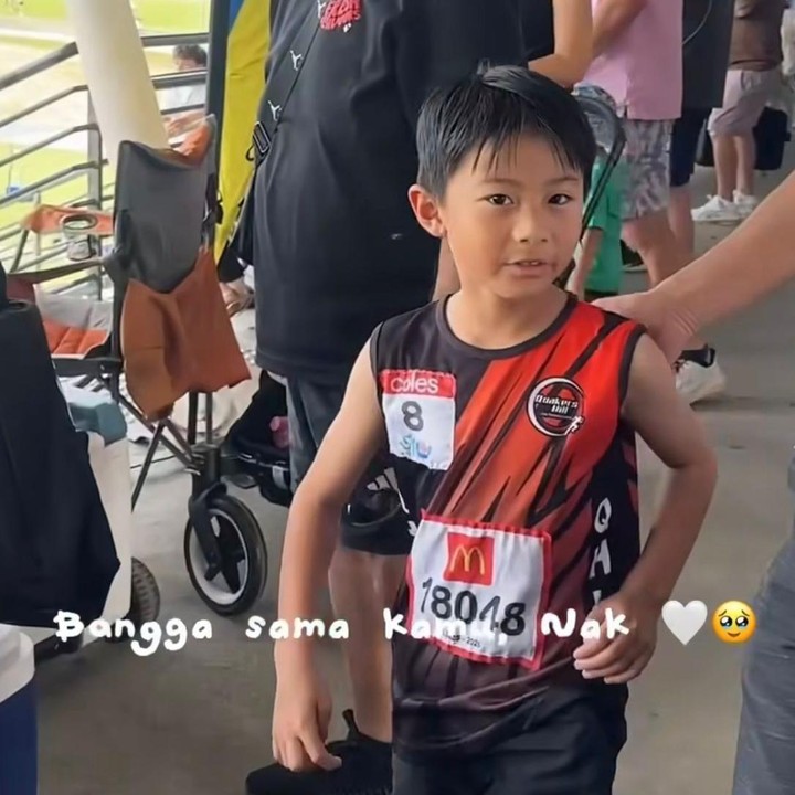 <p>Meski kini tinggal di luar negeri, hal ini tak menghalangi Xavier untuk tetap aktif mengikuti berbagai kegiatan. Belum lama ini, Rini membagikan momen saat putranya mengikuti kompetisi lari untuk pertama kalinya. Sebagai seorang Bunda, Rini pun merasa bangga melihat keberanian Xavier. "Kemarin Xavier ikut kompetisi lari pertamanya. Bukan tentang cepat atau menang. Tapi tentang berani berdiri di garis <em>start</em> dan mencoba. Bangga sama kamu, Nak. Dan hari ini aku juga belajar, berani mulai itu sudah cukup," ungkap Rini melalui Instagram-nya. (Foto: Instagram @riniyulianti)</p>