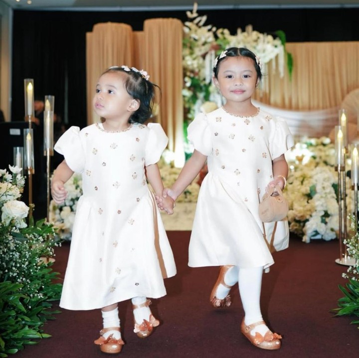 <p>Aurel Hermansyah memiliki dua anak perempuan dari pernikahannya dengan Atta Halilintar, yaitu Ameena Hanna Nur Atta dan Azura Humaira Nur Atta. Melalui unggahan di Instagram, Atta membagikan foto kedua putrinya yang berpose sambil bergandengan tangan. Dalam foto tersebut, Ameena dan Azura tampil manis mengenakan <em>dress</em> berwarna putih. (Foto: Instagram @attahalilintar / @aurelie.hermansyah)</p>