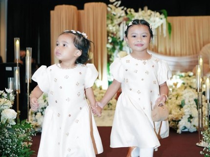 7 Pose Anak Artis Bareng Adik untuk Ide Foto Lebaran, Menggemaskan Bun!