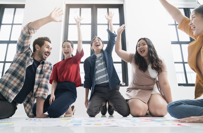 Acara ini meminta kamu dan anggota tim untuk menebak pernyataan yang salah di antara dua pernyataan yang benar./ Foto: Freepik.com/lifestylememory