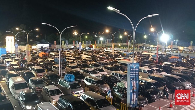 Jumlah pemudik dari Jawa ke Sumatra meningkat, dengan 199.011 penumpang dan 49.026 kendaraan. ASDP siapkan armada untuk puncak arus mudik Idul Fitri 2026.