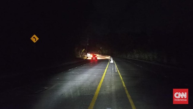 Jalan Lintas Sumatera (Jalinsum) di Lampung gelap gulita, membahayakan pemudik, terutama pengendara motor. Risiko kecelakaan meningkat.