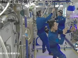 Astronaut China Panen Tomat di Luar Angkasa