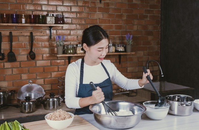 Belajar keterampilan hidup akan membantumu lebih siap dan cepat beradaptasi untuk hidup mandiri./ Foto: Freepik.com/jcomp