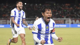 FOTO: Baku Sepak Persib, Borneo FC, dan Persija di Tangga Juara Liga