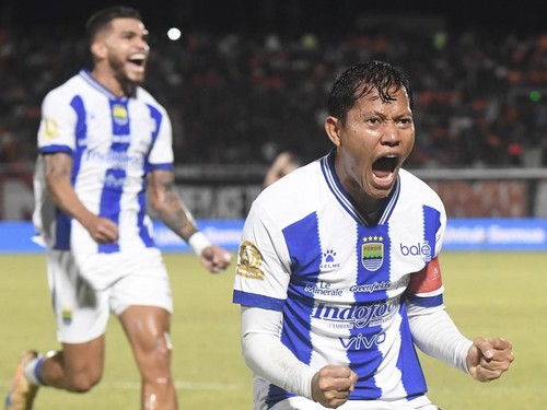 Pesepak bola Persib Bandung Adam Alis Setyano (kanan) berselebrasi usai mencetak gol ke gawang Borneo FC Samarinda saat bertanding dalam lanjutan Indonesia Super League 2025/2026 di Stadion Segiri Samarinda, Kalimantan Timur, Minggu (15/3/2026). ANTA