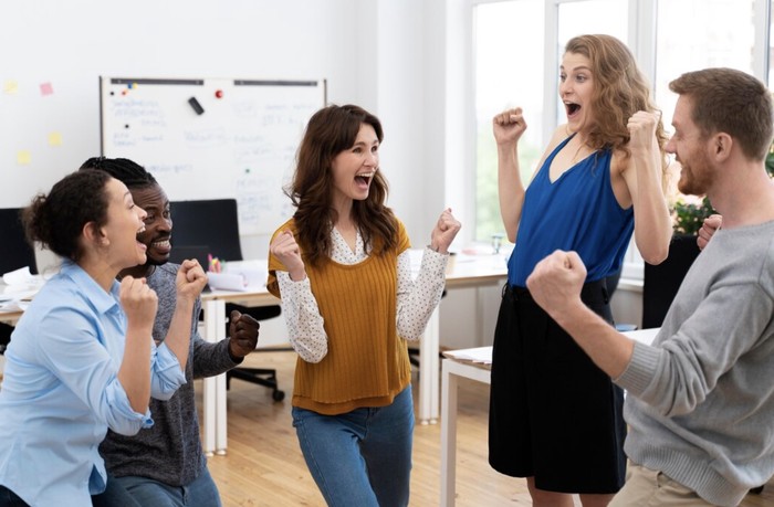 Career Highlight Show adalah ide farewell party dengan membuat slideshow perjalanan karier dari rekan kerja yang akan resign./ Foto: Freepik.com