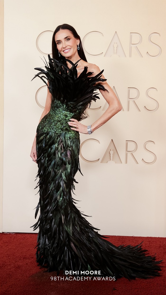 Demi Moore di Oscars 2026. Ia mengenakan gaun custom oleh Gucci.