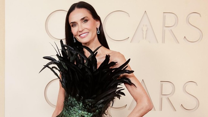 Demi Moore di Oscars 2026. Ia mengenakan gaun custom oleh Gucci.