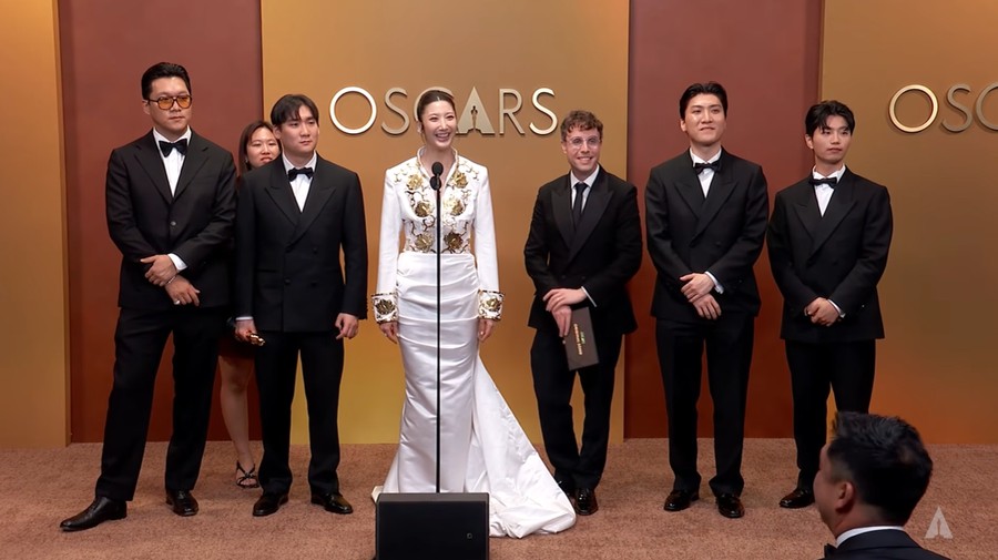 Penulis dan produser lagu Golden di press room usai kemenangan Best Original Song di Oscar 2026&period;