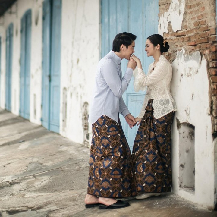 <p>Pasangan yang telah menjalin hubungan selama dua tahun ini pun tak sungkan memperlihatkan beberapa pose romantis mereka. Salah satunya saat El mencium tangan sambil menatap sang pujaan hati. (Foto: Instagram @elelrumi)</p>