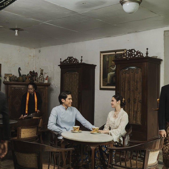 <p>Hal tersebut diketahui langsung melalui postingan terbaru El di akun Instagram pribadinya. &ldquo;Berakar pada tradisi, dipandu oleh cinta,&rdquo; tulis El, dikutip dari laman Instagram @<em>elelrumi</em>, Senin (16/3/2026). (Foto: Instagram @elelrumi)</p>