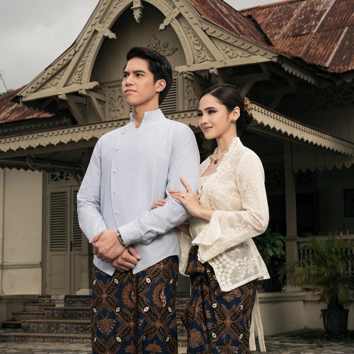 <p>Tentu saja, <em>postingan</em> ini langsung menuai komentar warganet yang berbondong-bondong mendoakan kelancaran hubungan mereka. &ldquo;MasyaAllah elrumu syifahadju semoga lancar hingga hari H,&rdquo; tulis akun <em>@yanthi_offi****.</em> &ldquo;Bismillah&hellip;semuanya berjalan lancar dan bahagia,&rdquo; tulis akun @<em>zaema_h****.</em> (Foto: Instagram @elelrumi)</p>