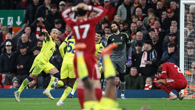 Liverpool gagal meraih poin penuh saat imbang melawan Tottenham di Anfield, sehingga makin dekat keluar zona Liga Champions.